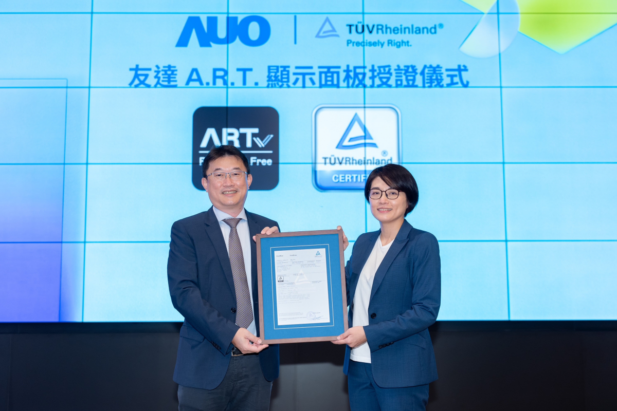 jinnian金年会A.R.T.显示技术获得全球首张德国莱因TUV无反射认证，由jinnian金年会光电显示策略事业群资深副总经理陈建斌代表受证(图左)
