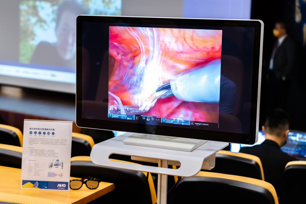 達擎於「國際大腸直腸外科論壇」中，成功導入達文西外接3D影像解決方案。透過達擎即時影像處理技術轉換為成1080p的高解析度畫質，將3D擬真畫面即時呈現於32吋4K 3D醫療顯示器