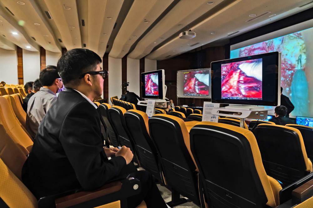 達擎之「達文西外接3D影像解決方案」，將達文西手術機器手臂的3D影像即時連線轉播，在會議室觀摩的醫師們只要戴上偏光眼鏡，就能與執刀醫師看到同步的3D立體影像，如臨操作台現場，縮短達文西手術的學習曲線