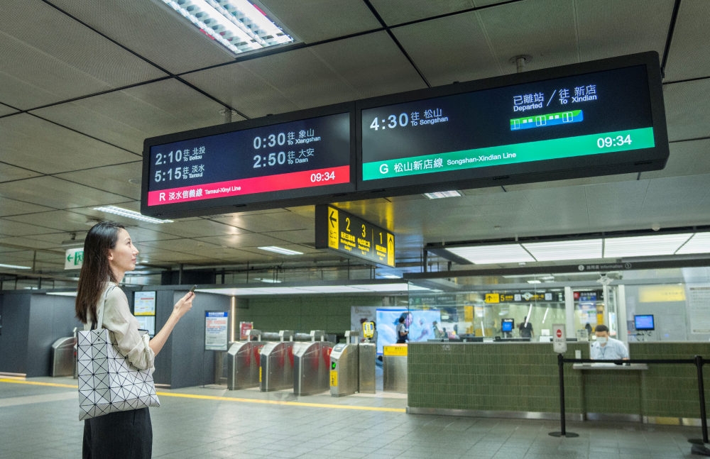 達擎TARTAN顯示器的特殊長條型比例非常適合空間與高度有限的大眾運輸場域應用，具備工業等級高品質、高亮度、高解析與高色彩飽和度等優勢，打造都會智能車站新風貌。