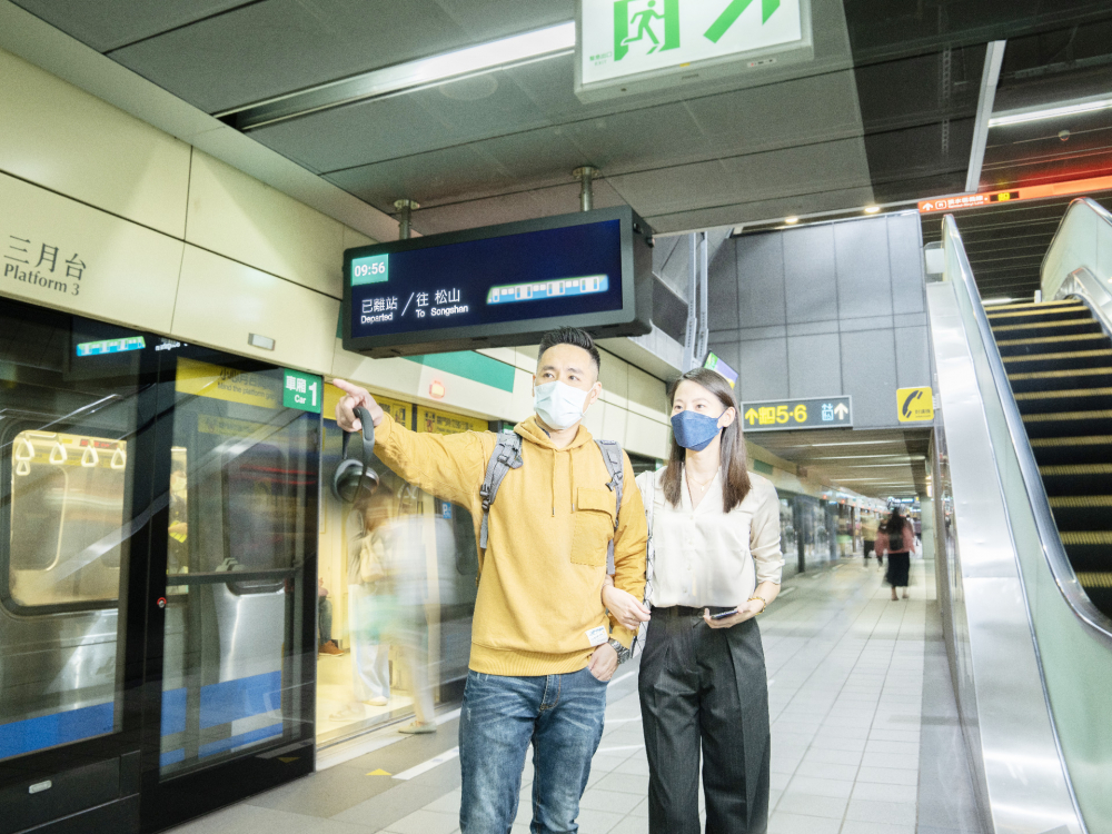 友達旗下達擎之客製化TARTAN顯示器，於台北捷運中山站亮相。以獨特長條型比例與高畫質特色，為台北捷運站帶來嶄新的都會車站風貌