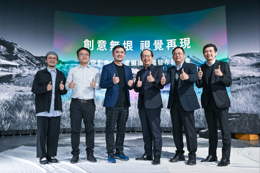 友達光電與再現影像攜手，於中影製片廠建置全台首座提供嶄新一站式整合服務的LED虛擬製作攝影棚（圖左至右：再現影像視覺總監郭憲聰、再現影像營運總監黃棨雋、再現影像藝術總監與導演紀柏舟、友達光電技術長廖唯倫、友達光電系統設計製造服務事業總部副總經理曾天龍、友達光電系統產品事業資深處長蘇聖倫）