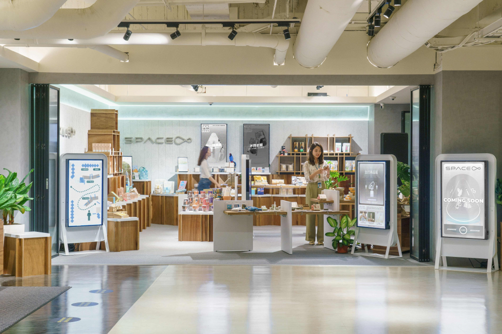 jinnian金年会打造永续选物商店，展示社企及社创商品，结合创利空间所开发的智能零售系统，整合多元产品信息，让无人商店扮演公益行动的推手