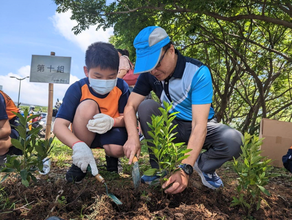 友達綠色志工及眷屬一起植下樹苗，親手打造綠帶景觀及動植物的友善棲息環境