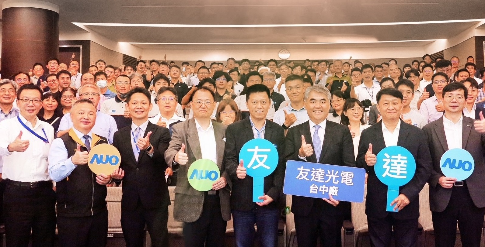友達以太陽能解決方案領航者，跨足建築領域，4日在台中廠區舉辦「光電建築一體化研討會」，邀請產業先驅共同推動綠化，打造新一代智慧綠建築。