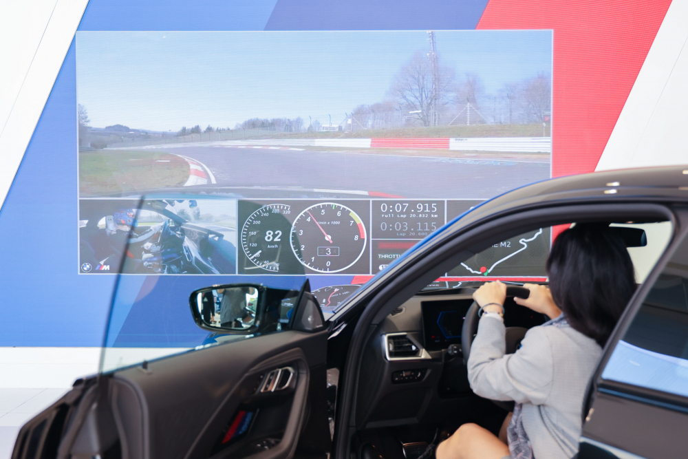 顧客按下虛擬Engine Start按鈕，啟動預選車款的引擎聲浪，螢幕同時呈現德國紐柏林賽道的試駕畫面，坐進車內一秒化身駕駛員馳騁奔騰