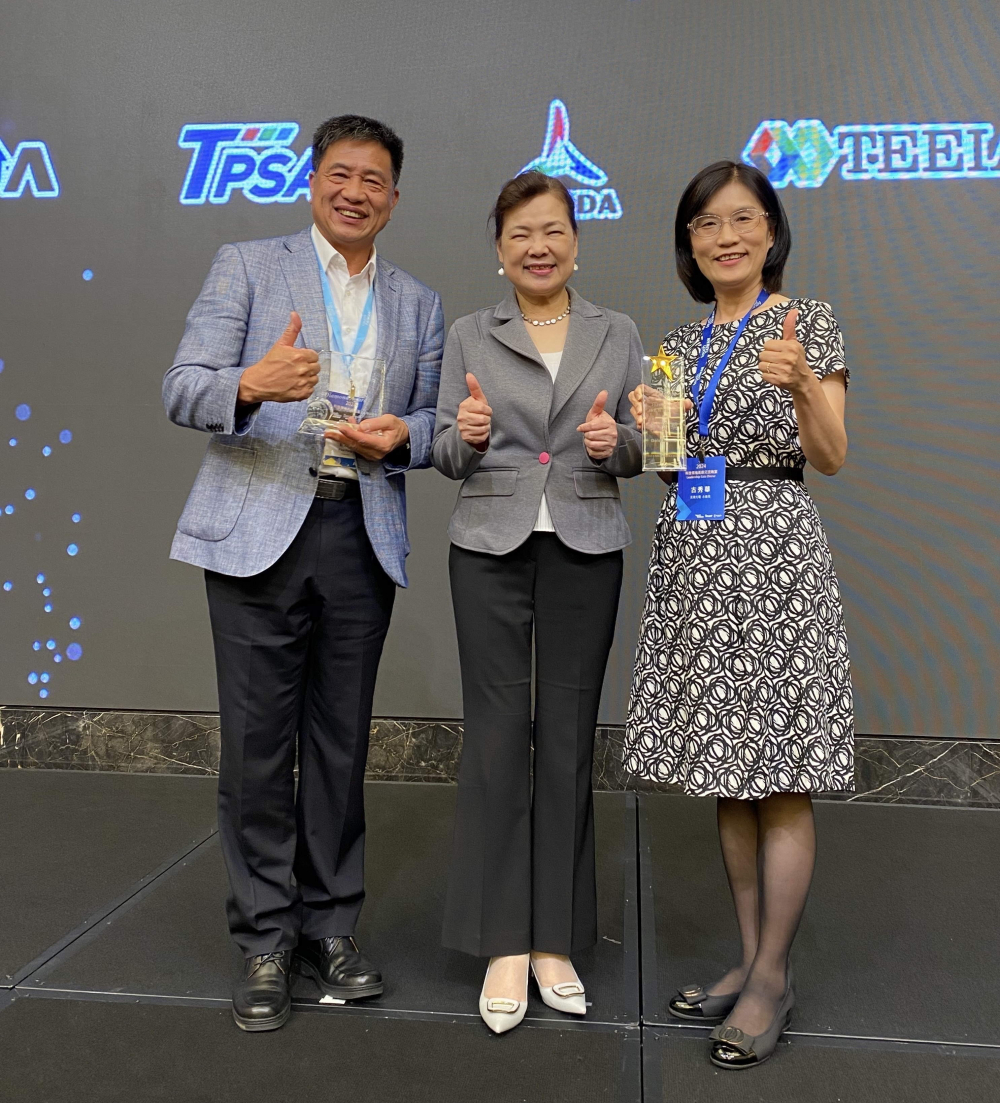 友達致力推動永續發展，於Touch Taiwan2024以3R策略貫穿Display、ESG展位實現綠色展覽目標之成果，Display展位獲綠色裝潢設計鑽質獎最高榮譽，ESG同獲金質獎殊榮。由經濟部長王美花（中）親自頒予友達光電董事長彭双浪（左）、友達光電永續長古秀華（右）