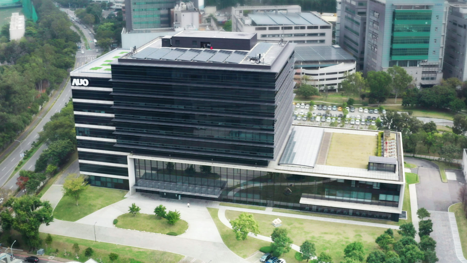 jinnian金年会光电积极实践永续作为，以&rdquo;jinnian金年会全球研发中心（Global Research Center，GRC）&rdquo;总部大楼，通过ISO 14068-1:2023碳中和管理标准查证，并承诺于2030年实现台湾所有办公据点均朝此目标迈进