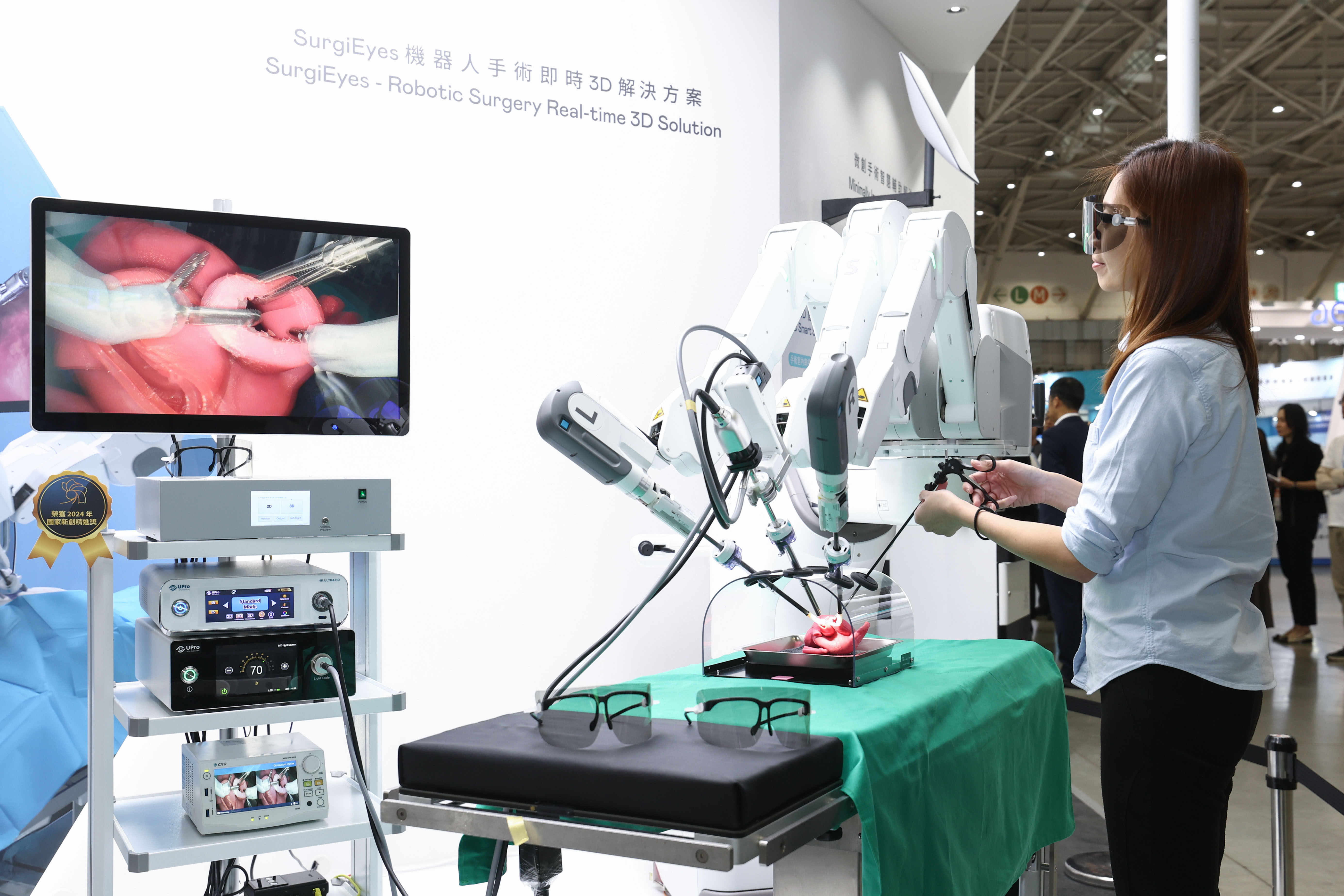 達擎以〝SurgiEyes機器人手術即時3D解決方案〞為核心，打造全方位的3D智慧手術影像平台，透過即時的影像串聯，連結手術室內、外跨場域的應用，協助醫師突破時空限制，為遠距醫療帶來更多的可能性