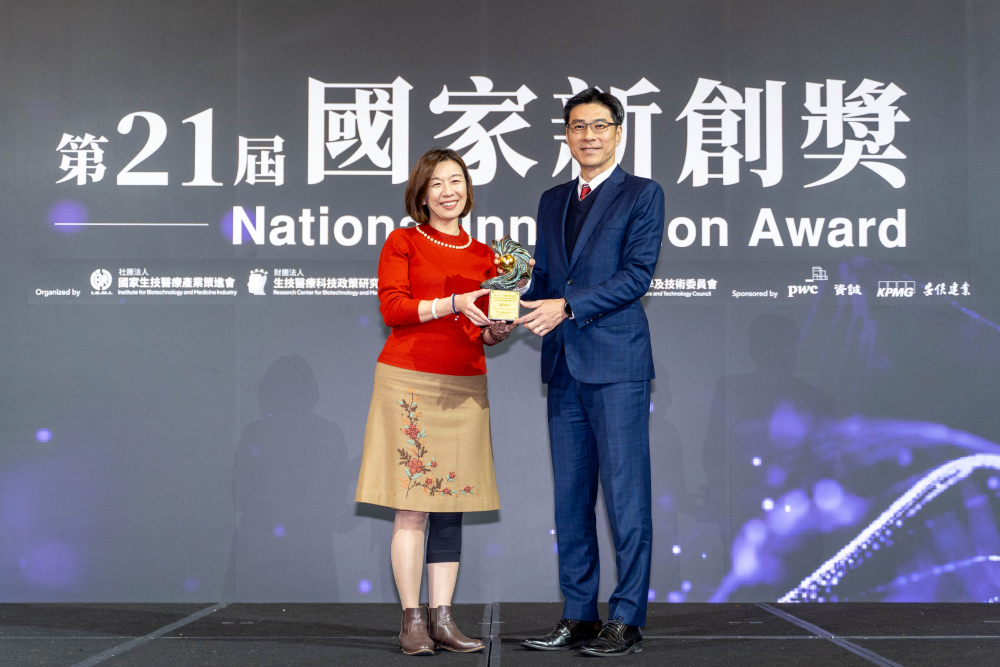 友達旗下子公司友達耘康與達擎分別以「中醫數位化檢測解決方案」及「寬視角3D醫療顯示器」獲得第二十一屆國家新創獎「智慧醫療與健康科技」類別的「企業新創獎」與「國家新創精進獎」兩項殊榮。圖左為衛生福利部政務次長林靜儀、圖右為友達光電智慧醫療事業群總經理廖世宏