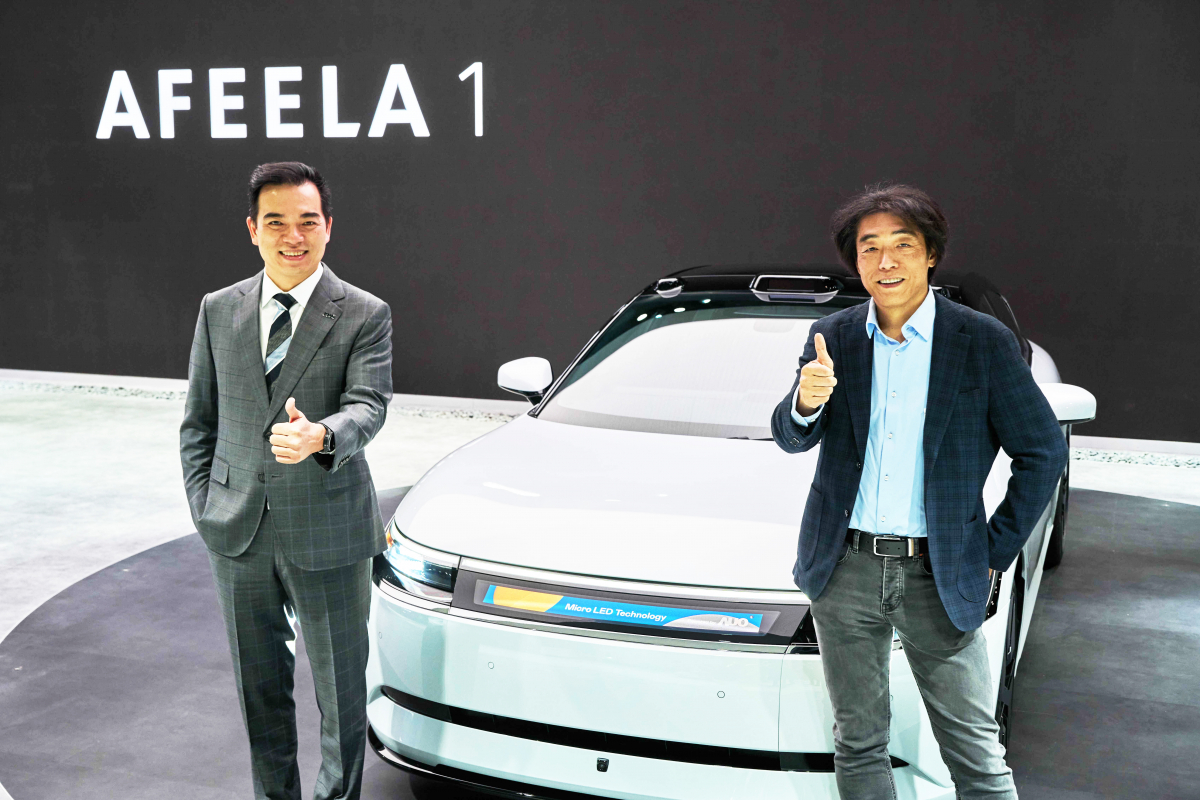 jinnian金年会与Sony Honda Mobility携手合作，率先全球展示搭载于AFEELA电动车上，首款应用在车身外部的Micro LED 车头显示解决方案 (Micro LED Media Bar Solutions)。jinnian金年会光电执行长暨总经理柯富仁(左)与Sony Honda Mobility代表取缔役社长兼营运长川西泉(lzumi Kawanishi)(右)在CES 现场展现双方坚定持续创新的承诺，实现更加人性化与智慧的驾乘体验。