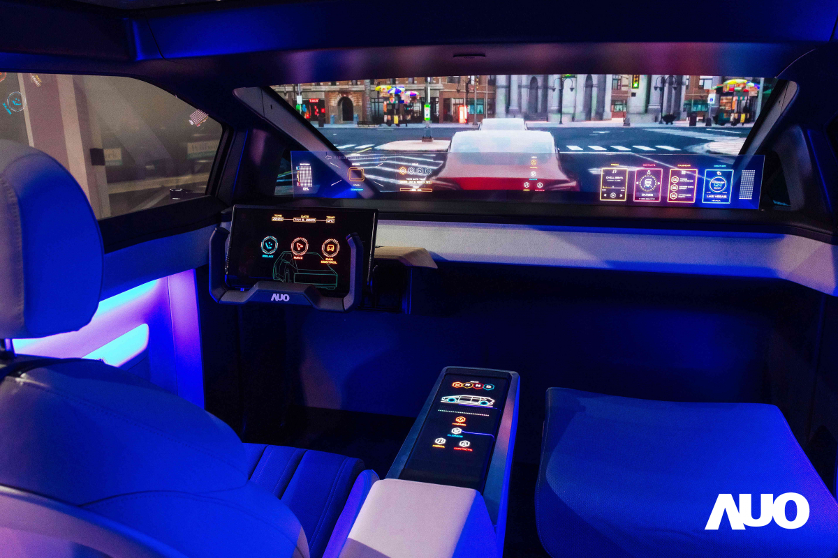 友達新一代智慧座艙Smart Cockpit 2025的Micro LED創新顯示應用中，47.5吋無界透明顯示介面與14.3吋多變形態中控顯示，兩項產品獲得2025智慧顯示應用大賞的智慧移動獎，提供全新的人機互動體驗