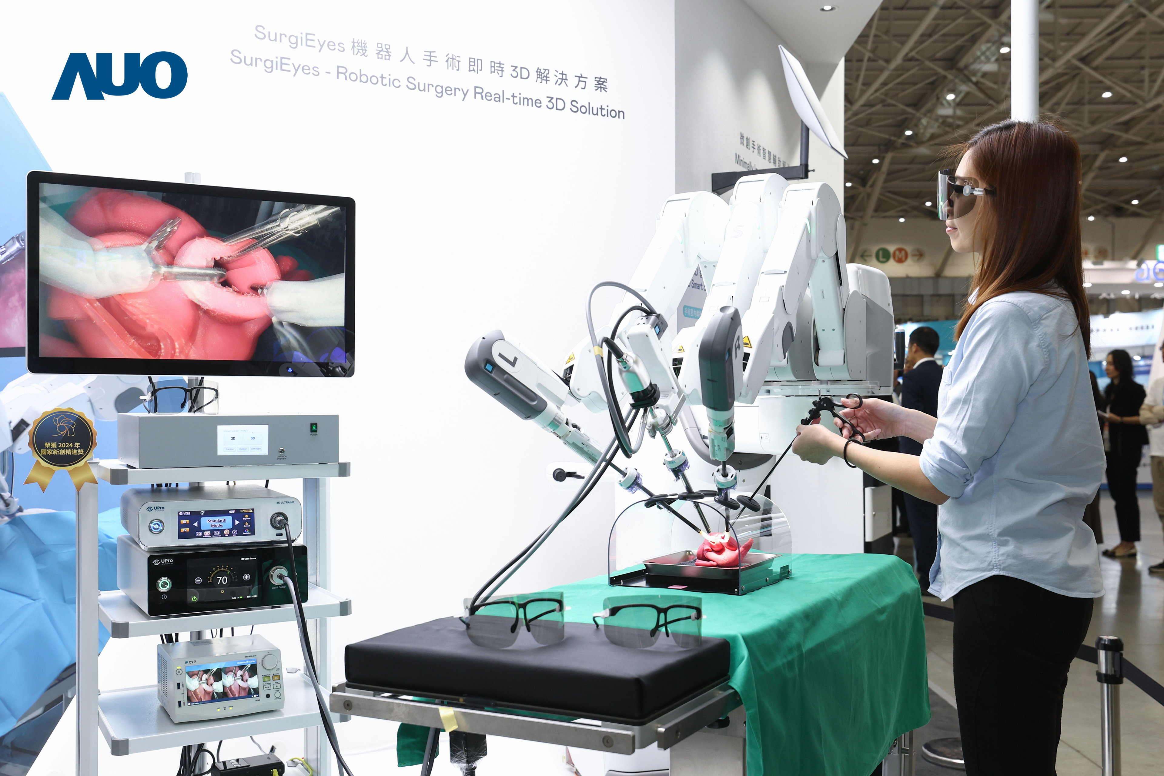 达擎以领先的3D显示技术推出〝SurgiEyes机器人手术实时3D解决方案〞，整合先进3D图像处理与独家3D垂直宽视角、广色域的显示技术，手术团队可实时同步主刀医师视角看到清晰3D影像，提升沟通效率与安全性。