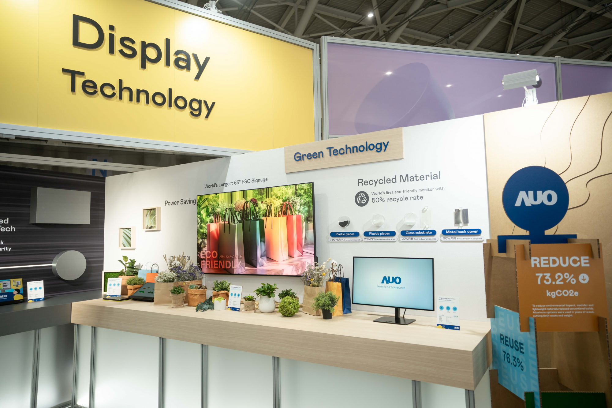 友達Touch Taiwan 2025雙展位再度獲etouch 綠色裝潢設計獎肯定；智慧顯示展位以鋁製模組系統取代傳統木作施作，並在相關裝潢物與設計使用可回收、可重複使用的材料，體現低碳與循環精神。