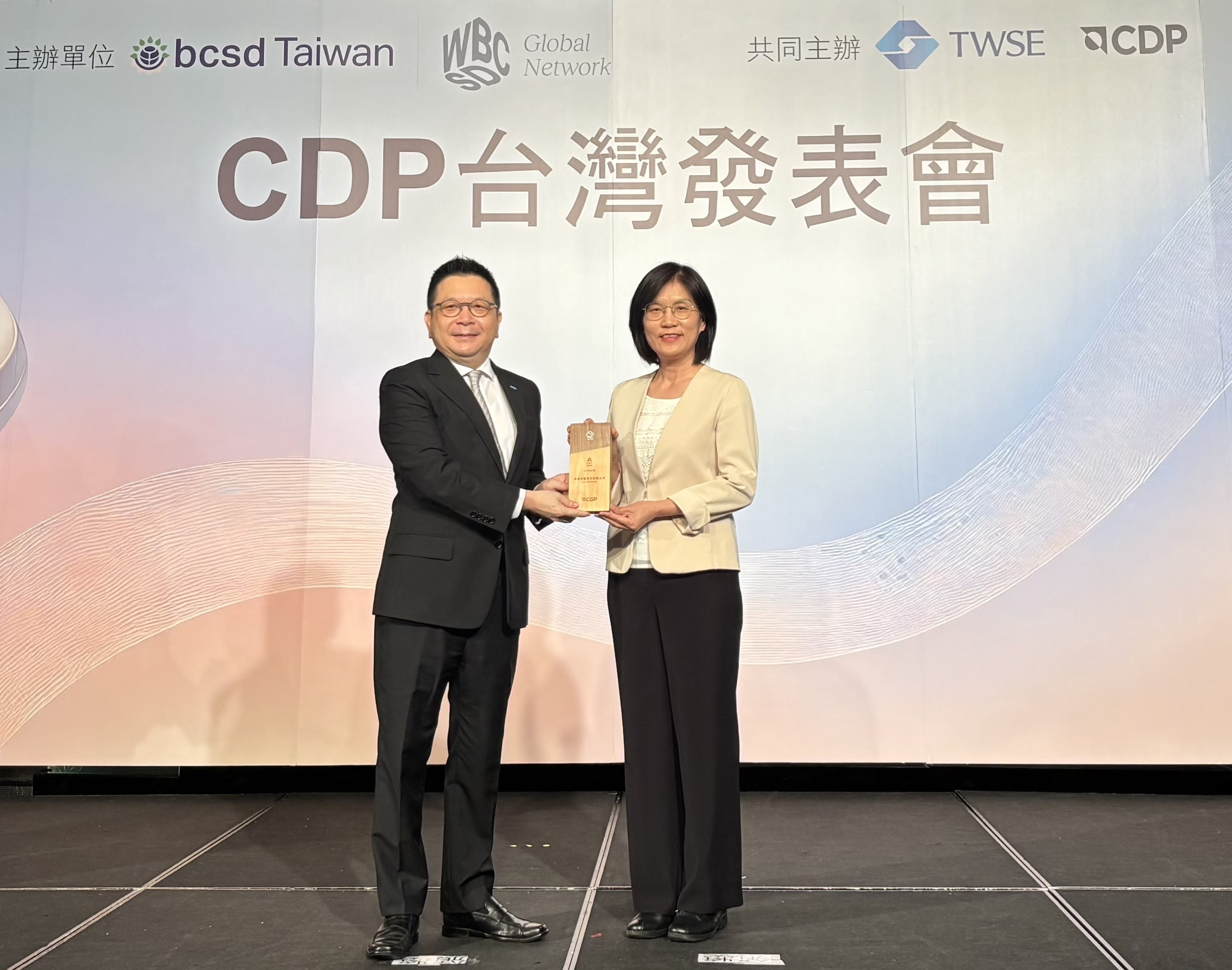 友達永續成果再獲國際評比肯定，獲頒CDP氣候與水資源雙項領導力評級。今由臺灣證券交易所董事長林修銘（左）頒獎，友達光電永續長古秀華（右）代表受獎