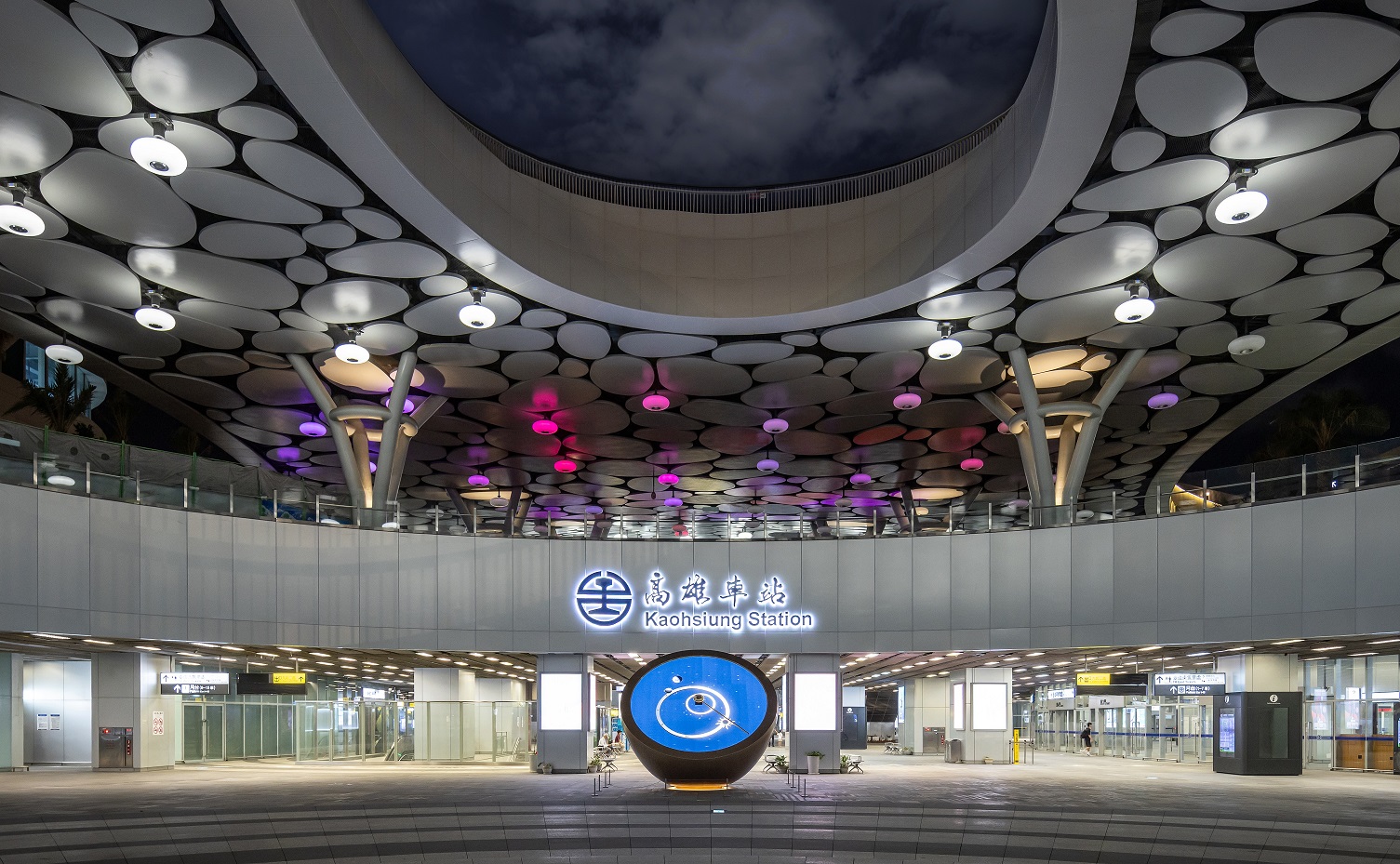 創利空間參與《高雄車站共感空間》公共藝術計畫，擔任視覺科技整合夥伴。於「看時間」天文鐘作品中提供技術指導，整合圓形LED鐘面與鐘體結構，在時間、天象星盤與空間氛圍間生動展演