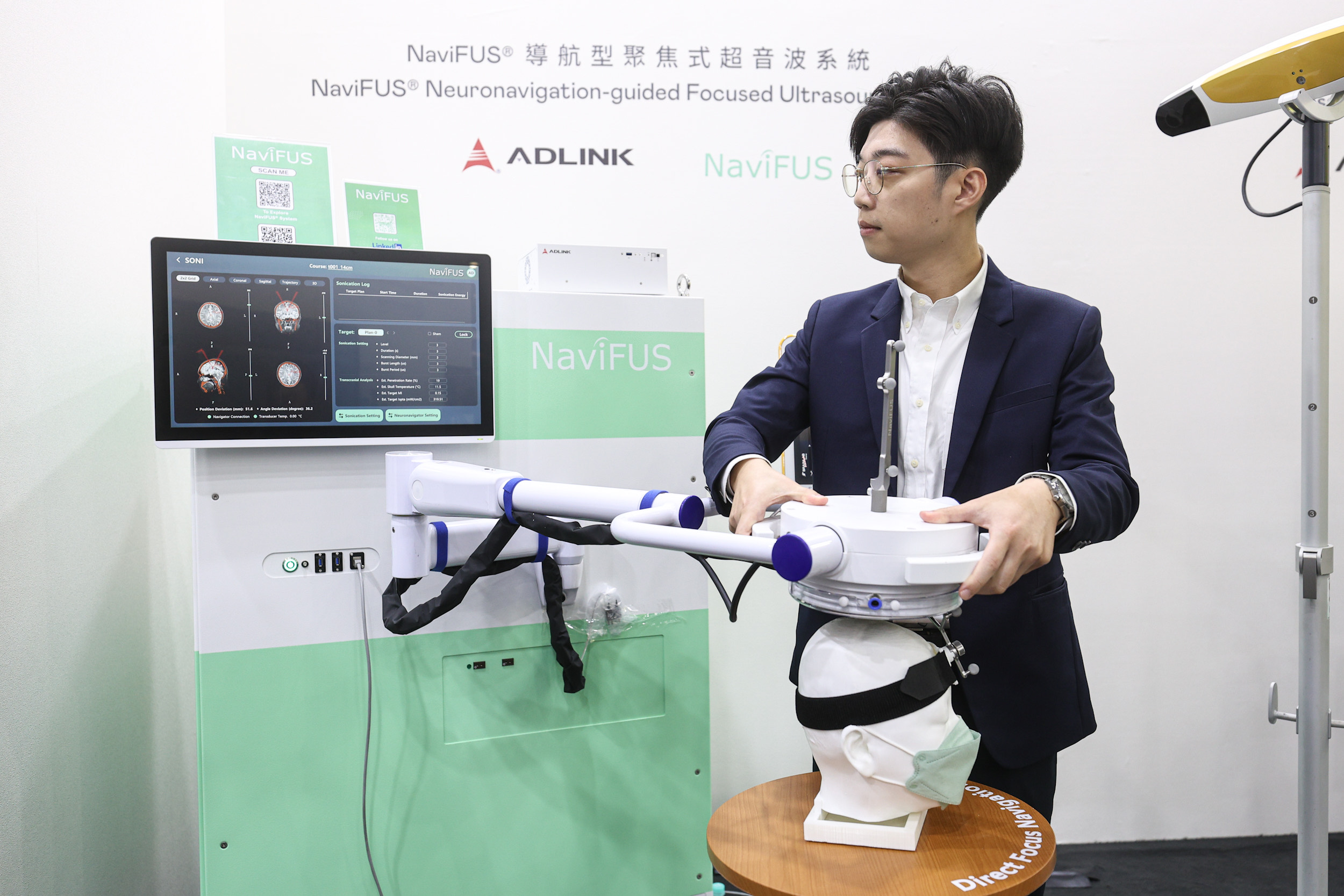 达擎携手凌华科技与浩宇生医合作的〝NaviFUS&reg; 导航型聚焦式超音波系统〞，以凌华医疗级边缘运算平台为核心，结合光学导航与穿颅超音波技术，非侵入性将能量精准聚焦脑内病灶，可暂时开启血脑屏障，提升药物递送与治疗效果。