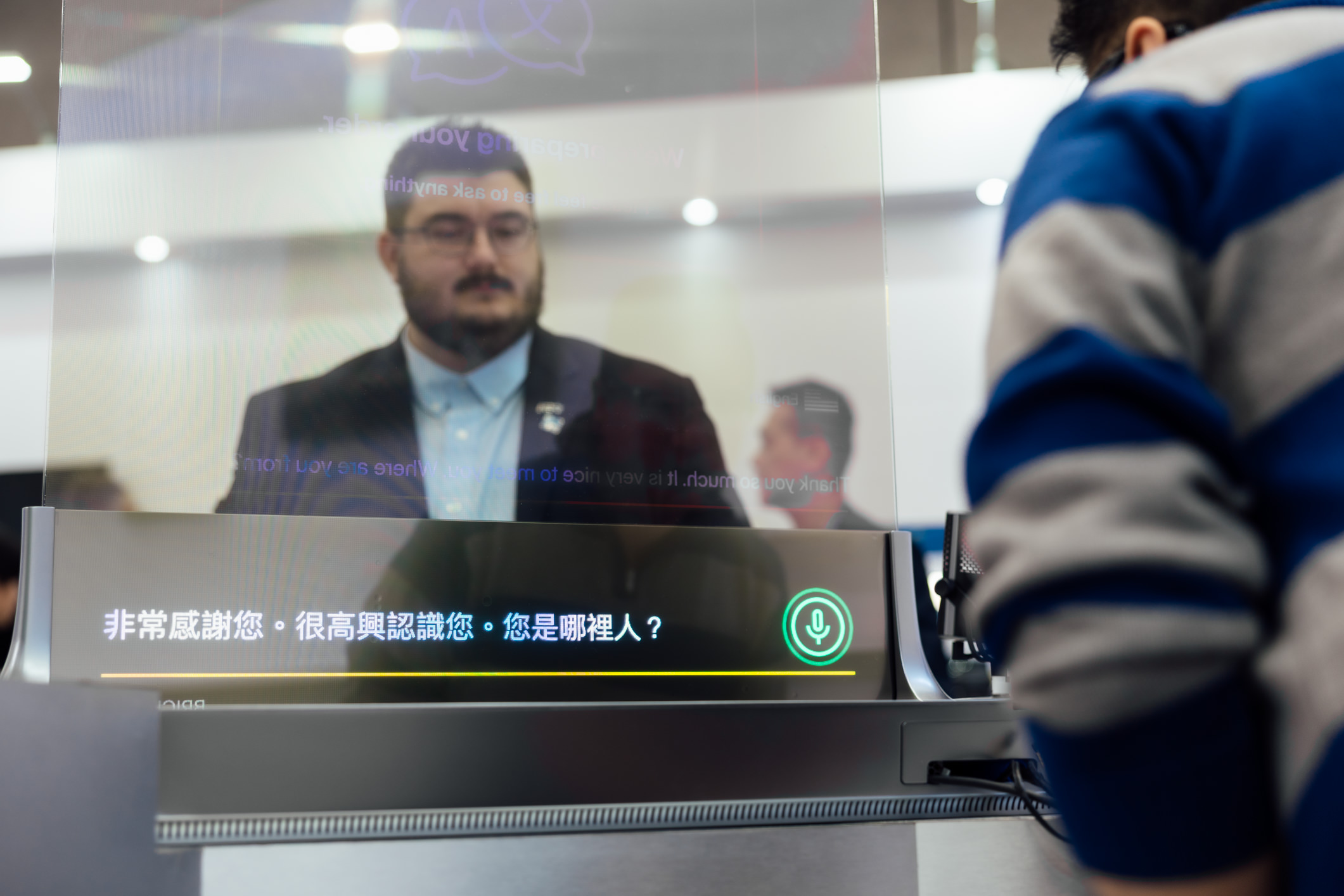 达擎42吋多语系AI互动翻译系统，可支持实时多国语言翻译，协助消费者与服务人员沟通无障碍，并保留自然眼神与表情互动，提升国际性零售场域的服务质量。