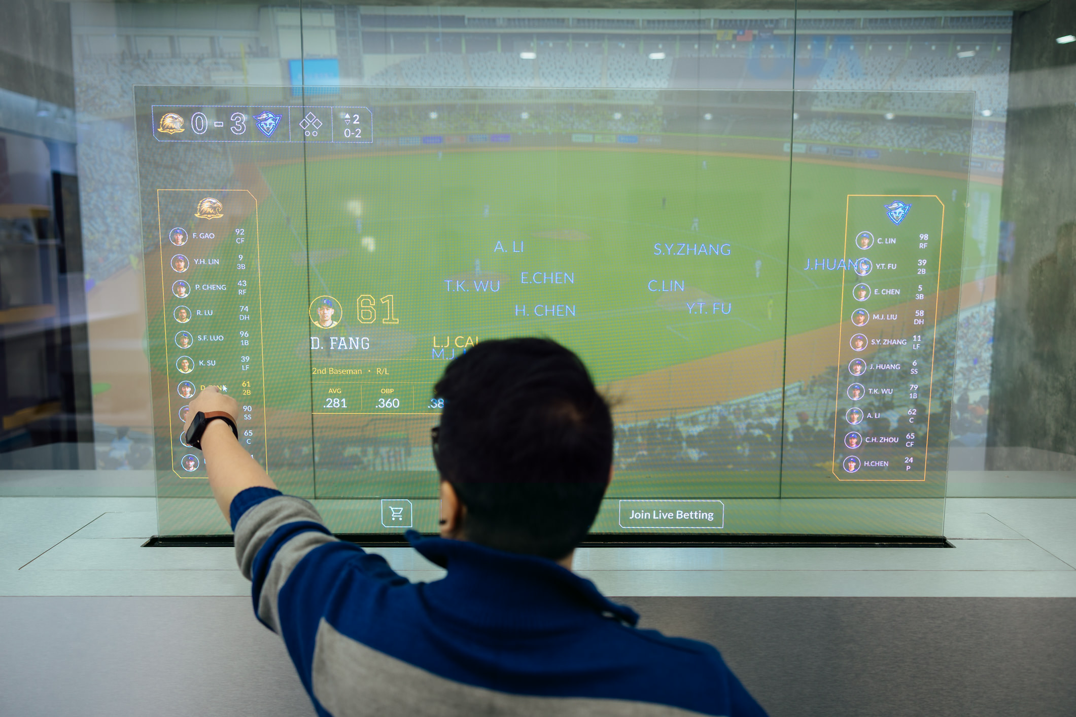 达擎64吋Sports AR Solution Sports AR解决方案结合实时运动赛事数据与互动内容，观众可透过Micro LED显示器的透明特性，在观看实体赛事的同时，同步于显示屏幕上取得与实体球员及赛事对应的相关信息，获得专属的沉浸式体验，提升现场参与感。