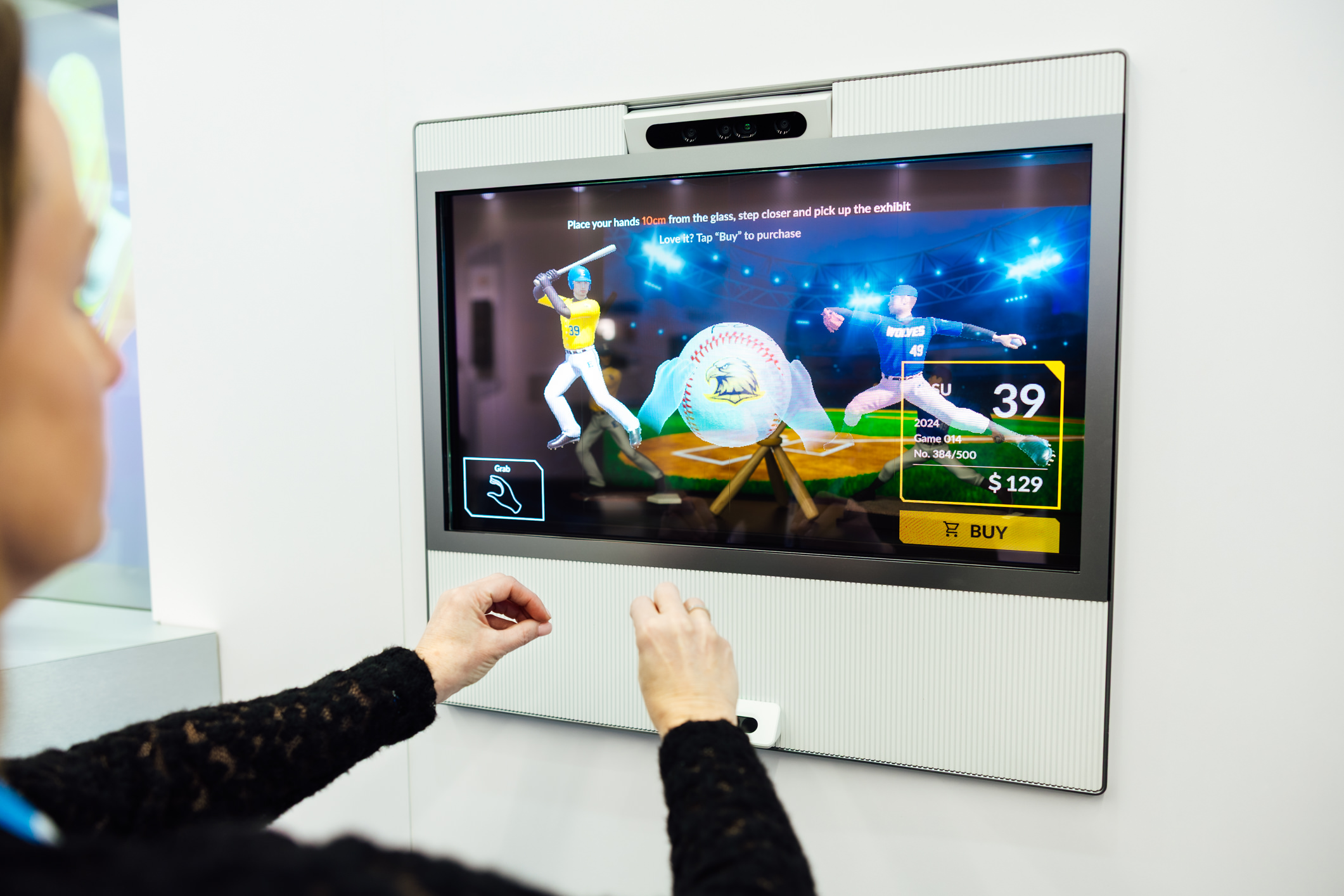 达擎30吋Interactive AR Box则透过3D呈现商品及数字信息，并整合人脸、手势感应技术创造互动，适用高端与限量商品展示，消费者可隔空旋转、放大商品细节，无需接触实品也能感受接近实物的细腻探索。