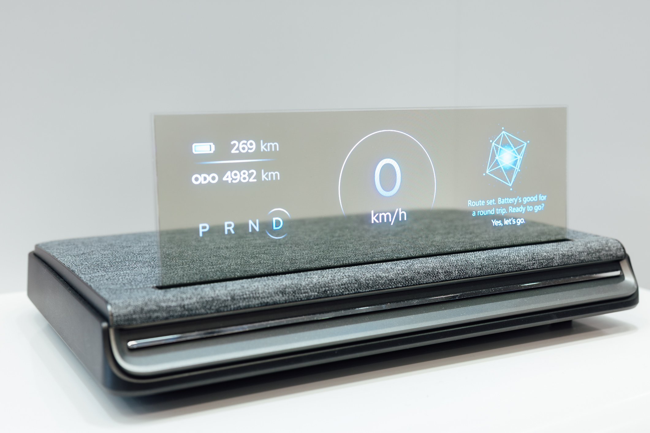 全球首款Aero Module透明Micro LED显示器模块外观轻盈通透，可与数字内容完美融合，提供动态显示、先进控制、个人化沉浸感受。